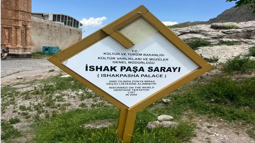 İSHAK PAŞA SARAYI’NDA YAZ HAREKETLİLİĞİ BAŞLADI AMA EKSİKLİKLER BİTMEDİ