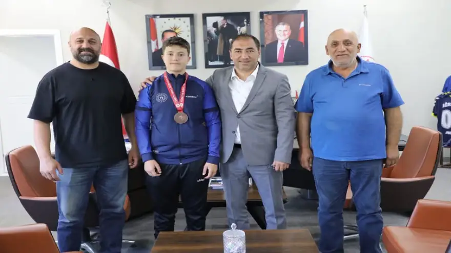 Ağrı’ya Boks Alanında Büyük Gurur: Türkiye Üçüncüsü Baver Yiğit Bayram’a Makamda Tebrik!