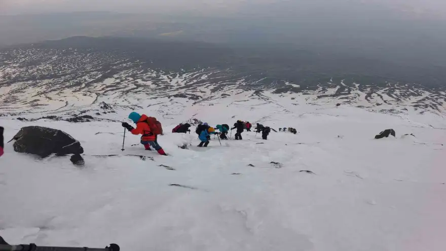 Çevre gönüllüleri Ağrı Dağı’nın zirvesinden doğa için seslendi