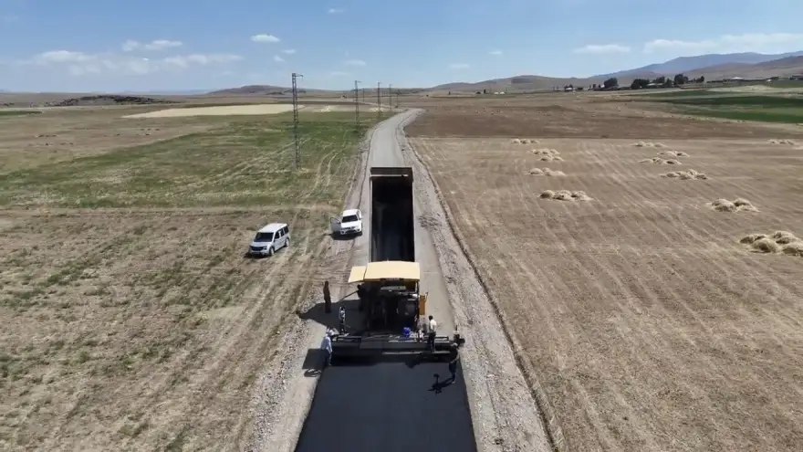 Ağrı’da, köylerde yol ve altyapı çalışmaları sürüyor