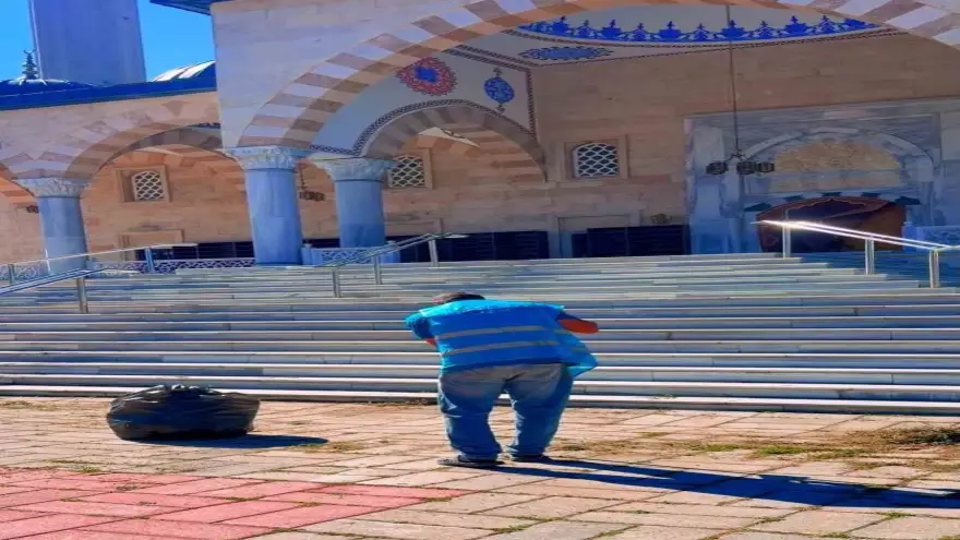 Patnos’ta denetimli serbestlik yükümlülerinden camilerde temizlik çalışması