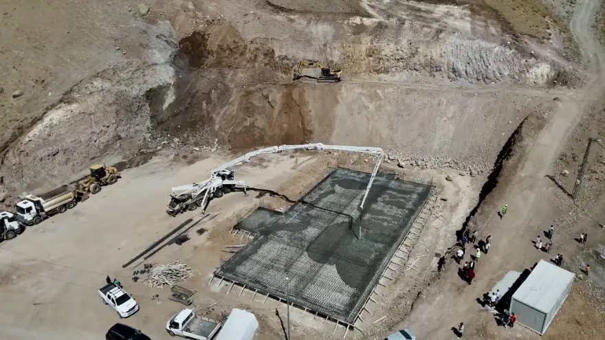 Ağrı’da 2 bin 300 rakımlı köyde afet riski eğitime engel olmadı, tepe yontularak okul alanı açıldı