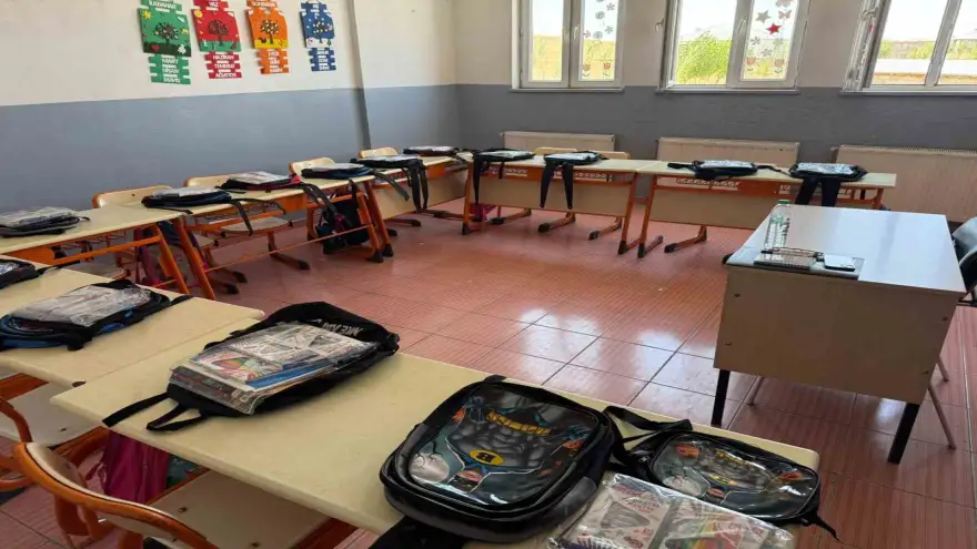 Ağrı'da yüzlerce öğrencinin yüzünü güldürdüler