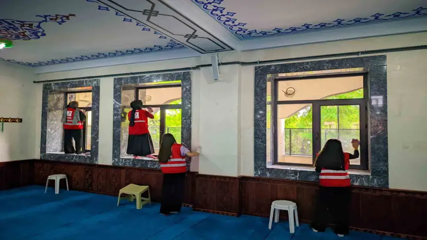 Ağrı’da Kızılay gönüllüleri Merkez Camii’ni temizledi