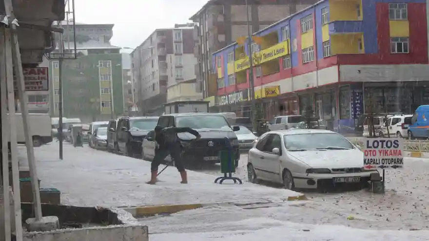 DOĞUBAYAZIT'TA DOLU YAĞIŞI ESNAFI ZOR DURUMDA BIRAKTI