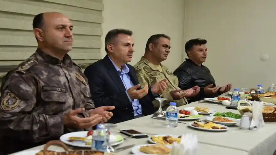 Vali Elban, Özel Harekat Polisleri İle Sahur Yaptı