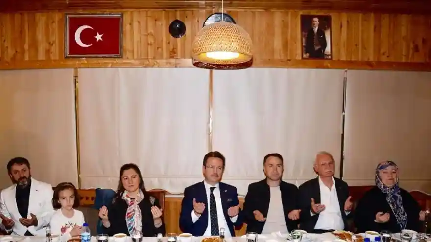 VALİ ENVER ÜNLÜ SEVGİ EVLERİNDE KALAN GENÇLERİMİZLE İFTAR YAPTI
