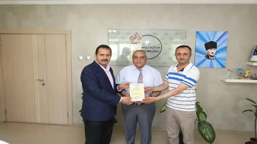 DOÇ. DR. MEHMET GÜNEŞ KİTABINI, IĞDIR İL MİLLİ EĞİTİM MÜDÜRÜ MESUT MURAT AYDOĞDU'YA TAKDİM ETTİ