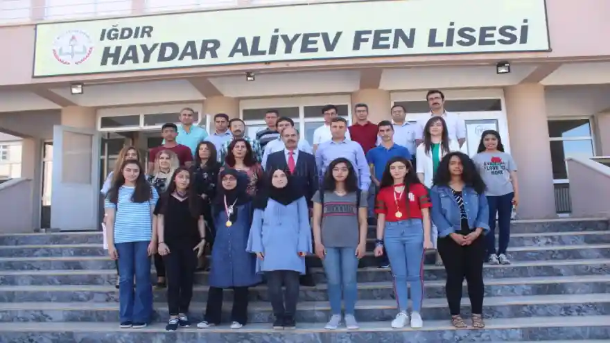 Öğrenciler Geleneksel Hale Gelen Karne Hediyesi Altınla Ödüllendirildi
