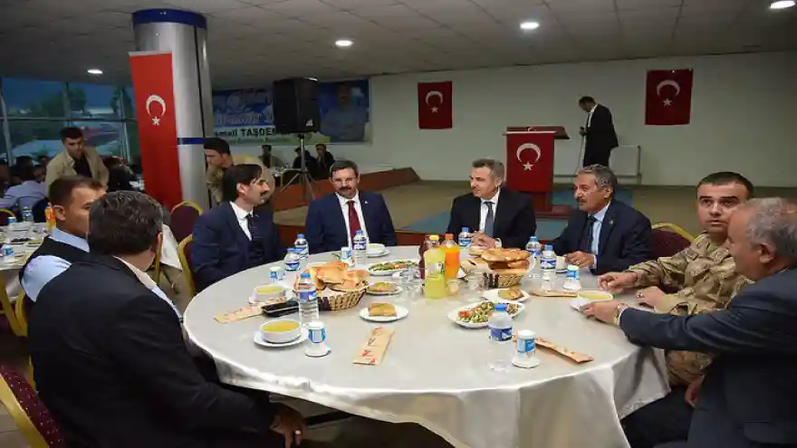 Vali Elban Taşlıçay'da Vatandaşlarla İftar Yaptı