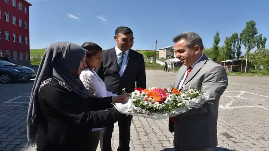 Vali Elban, Öğrencilerin Karne Sevinçlerine Ortak Oldu