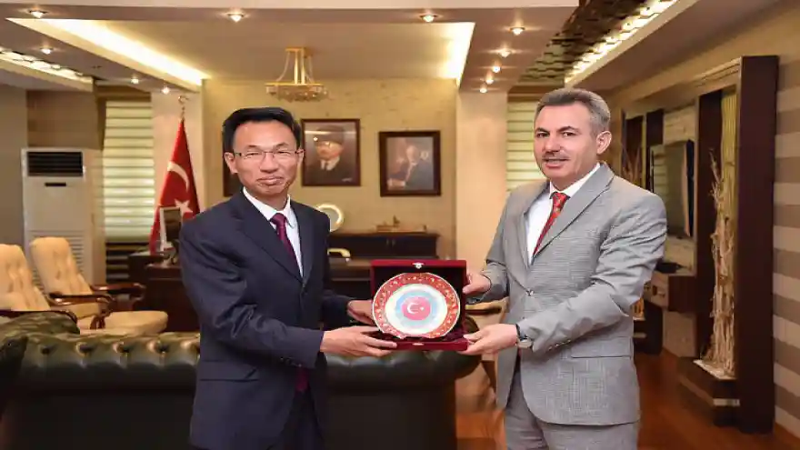 Çin Halk Cumhuriyeti Ankara Büyükelçisi YU Hongyang Vali Elban'ı Ziyaret Etti.