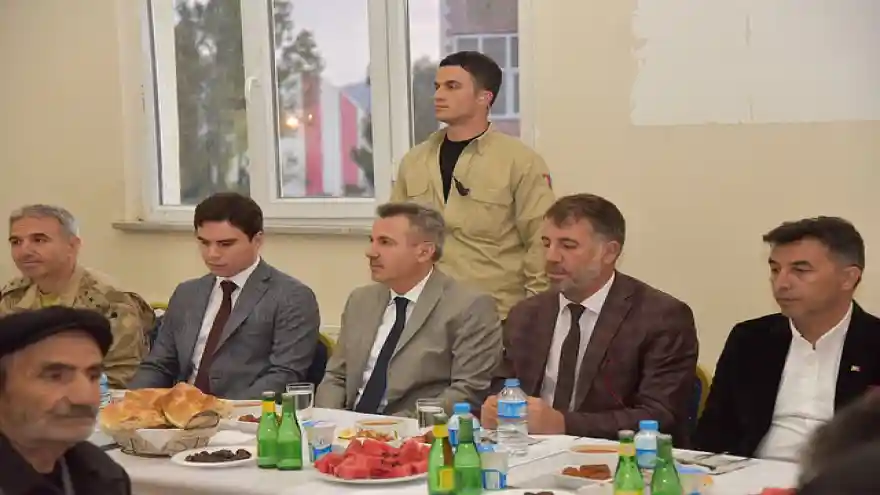 Ağrı Valisi Süleyman Elban Hamurda vatandaşlarla iftar sofrasında bir araya geldi