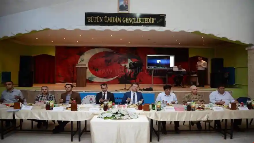 VALİ ÜNLÜ KARAKOYUNLULU İLÇESİNDE İFTARA KATILDI
