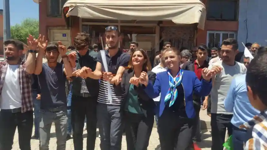 HDP MİLLETVEKİLİ ADAYLARINI TUTAK TA BİNLER KARŞILADI

