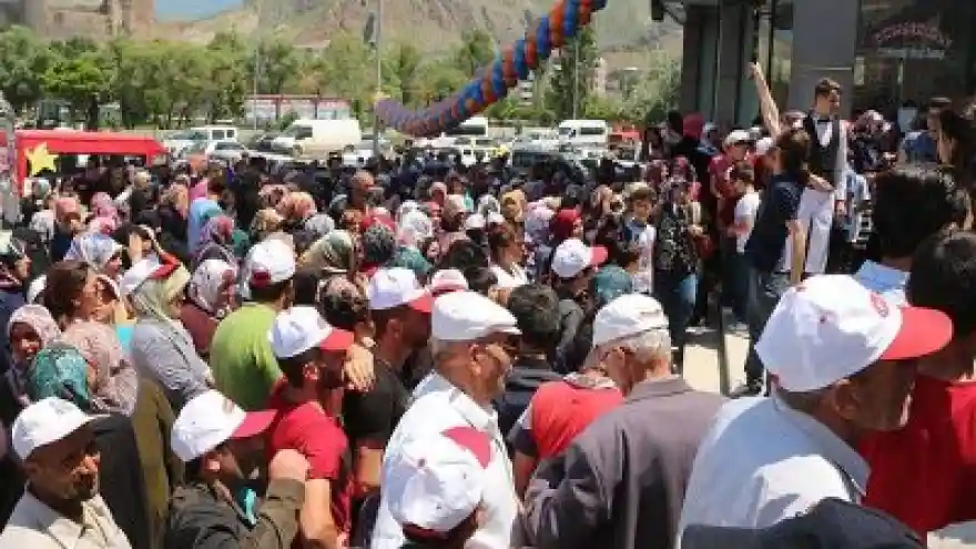AVM Açılışında İzdiham Yaşandı 
