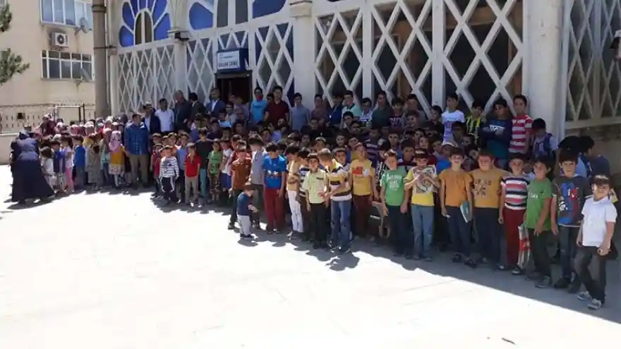 Çocuklar Camiye Koştu
