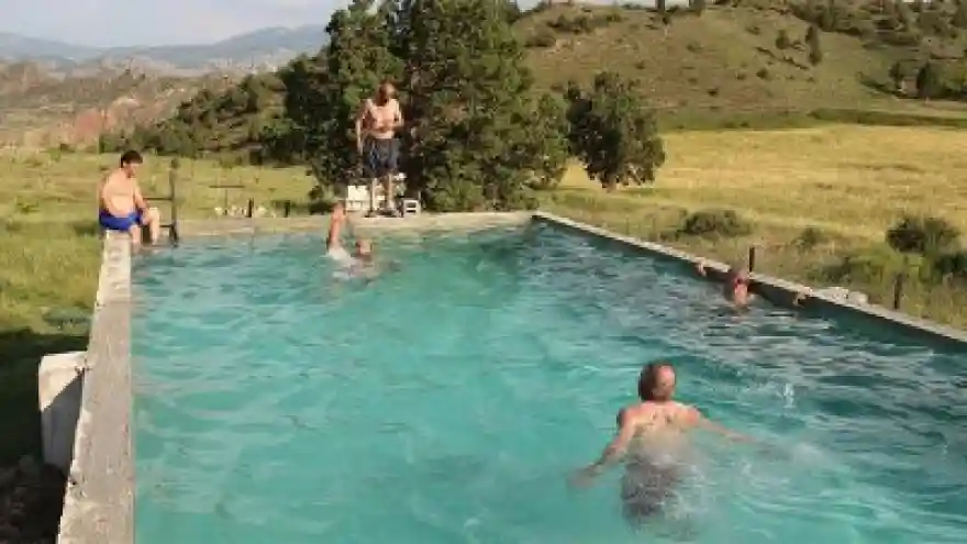 Sulama Havuzlarında Serinliyorlar 
