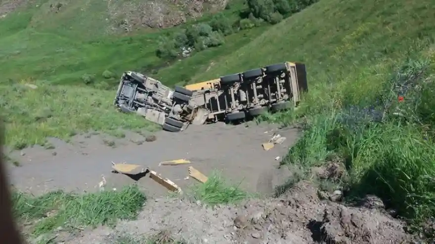 Horasan'da Şarampole Uçtu
