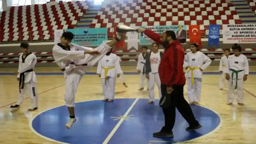 Ağrı'da Yaz Spor Okulları törenle açıldı
