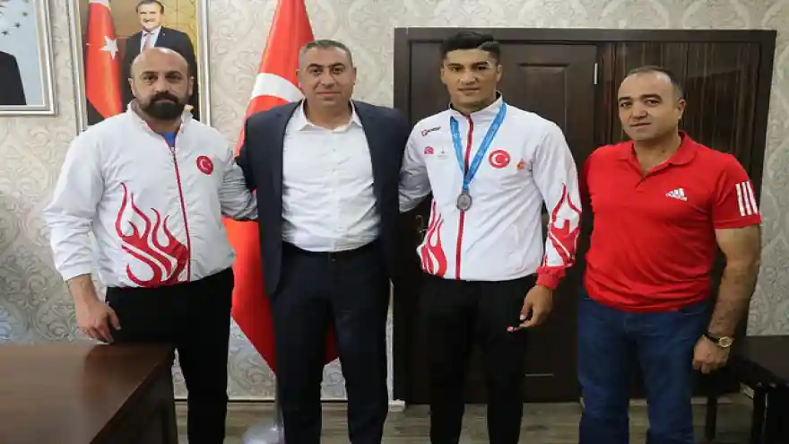 Demir Yumruğa Çiçekli Karşılama
