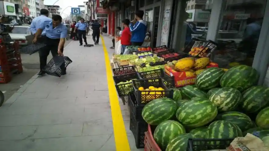 Ağrı Belediyesi Kaldırım İşgallerini Önlemeye Başladı
