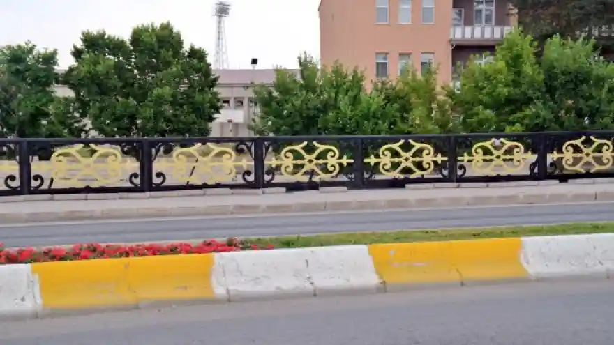 Ağrı Belediyesi Köprü Korkuluklarını Yeniliyor.
