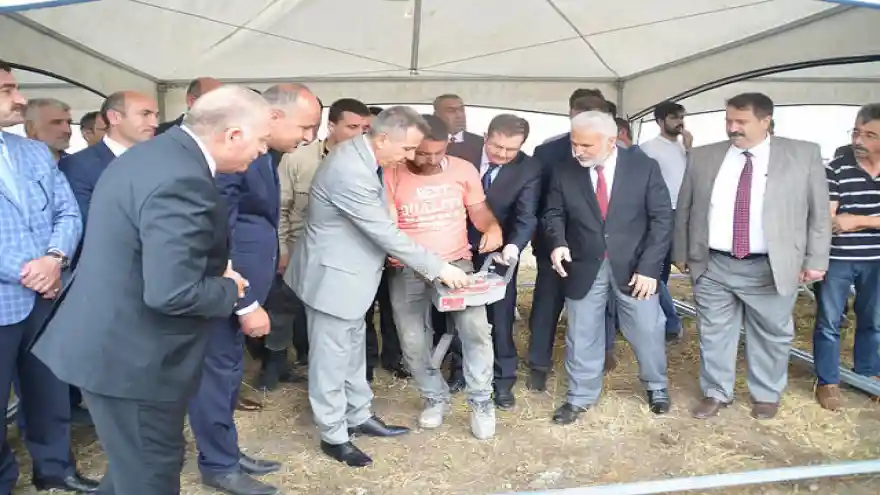 Ağrı Belediyesi tarafından Yüzüncü Yıl Mahallesi Küpkıran Tepesi mevkiinde yapımına başlanan Yeni Şehir Mezarlığı'nın temel atma töreni gerçekleşti