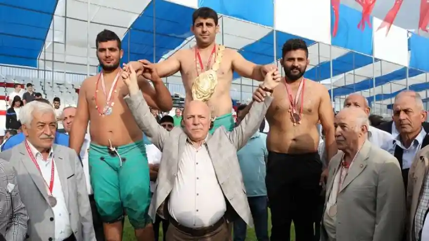 Altın Kemerin Sahibi Başpehlivan Gör
