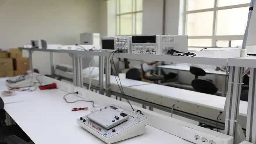 IĞDIR ÜNİVERSİNDE ELEKTRİK ELEKTRONİK MÜHENDİSLİĞİ BÖLÜMÜ ARAŞTIRMA LABORATUVARI HİZMET VERMEYE DEVAM EDİYOR