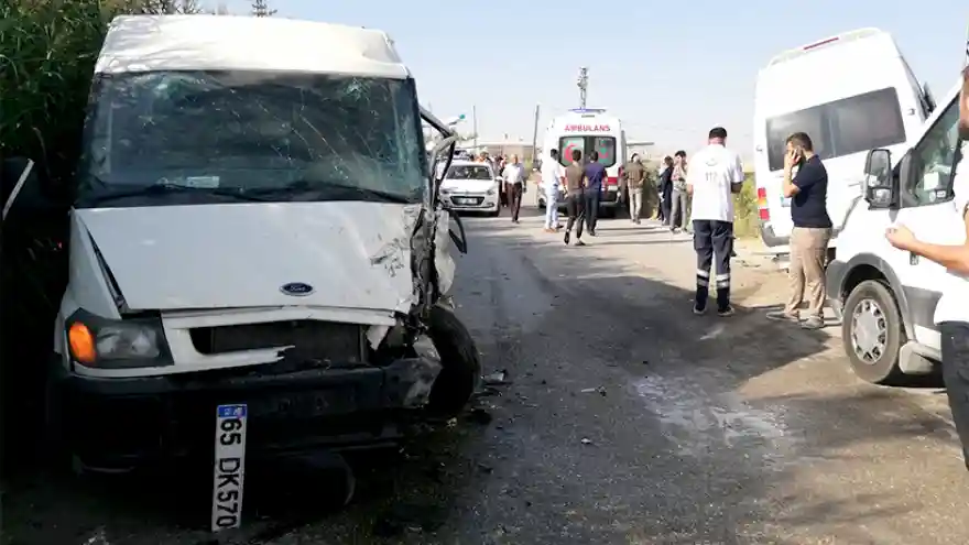 2 Minibüs Kafa Kafaya Çarpıştı
