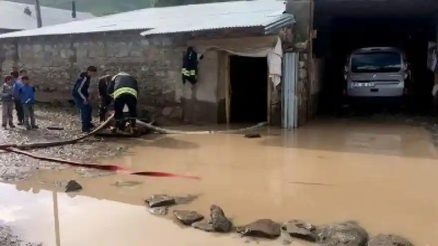 Horasan'da Sel Sonrası Dereler Taştı 
