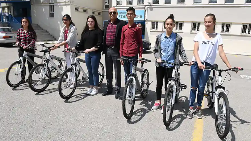 Başkan Korkut'tan Öğrencilere Sürpriz
