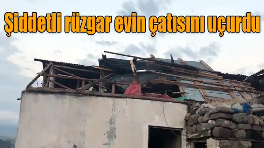 Kars'ta şiddetli rüzgar evin çatısını uçurdu
