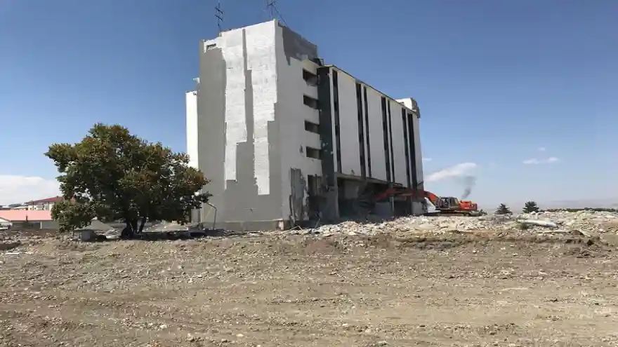Ağrı Eski Belediye Hizmet Binasının Yıkımı Tamamlandı