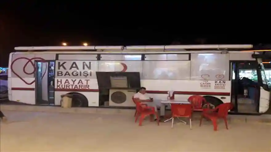 KAN BAĞIŞI KAMPANYASINDA MOBİL ARAÇLAR İLE GECE MESAİSİ