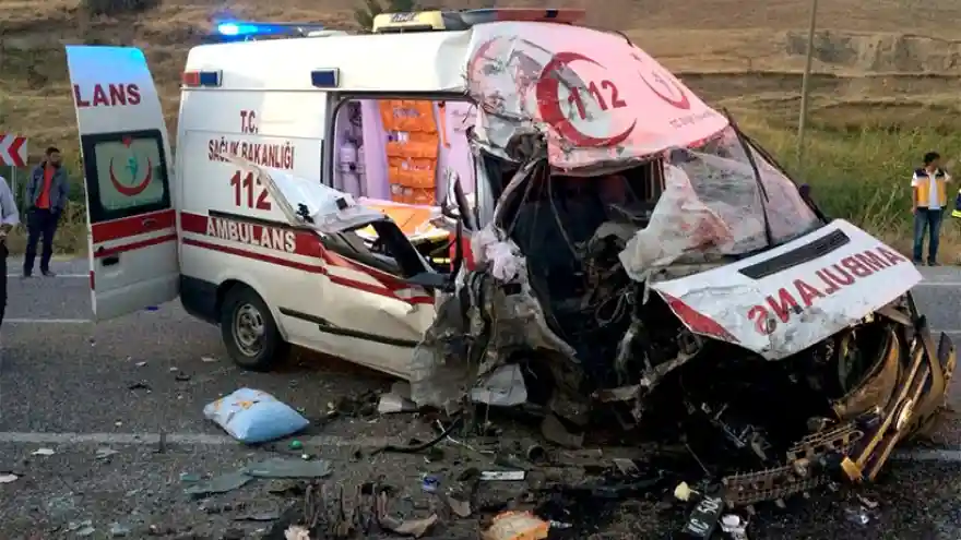 Ambulans TIR'la Çarpıştı
