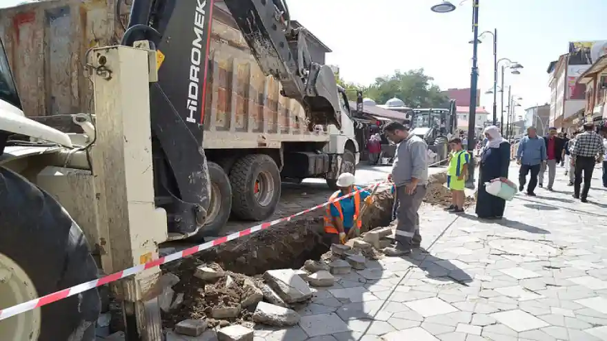 Cumhuriyet Caddesi'nde Yenileme Çalışmaları Başladı

