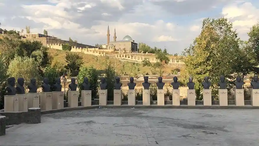 Aşıkların Heykelleri Dikildi