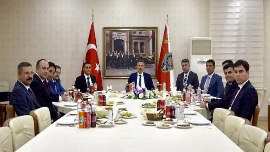 Vali Elban'dan Veda Yemeği
