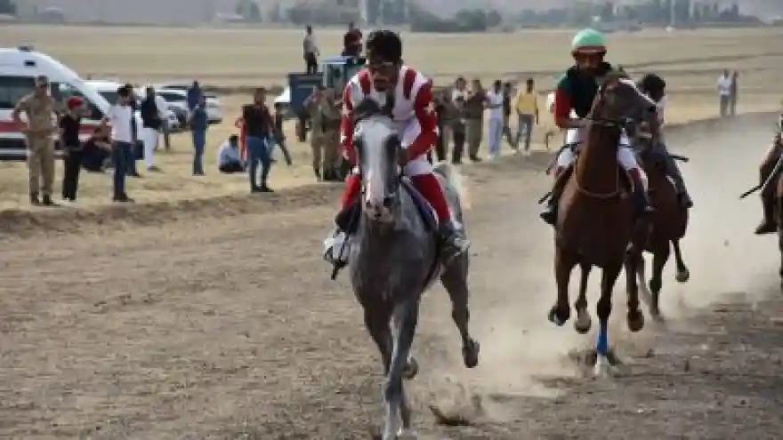 At Yarışları Hız Kazandı 
