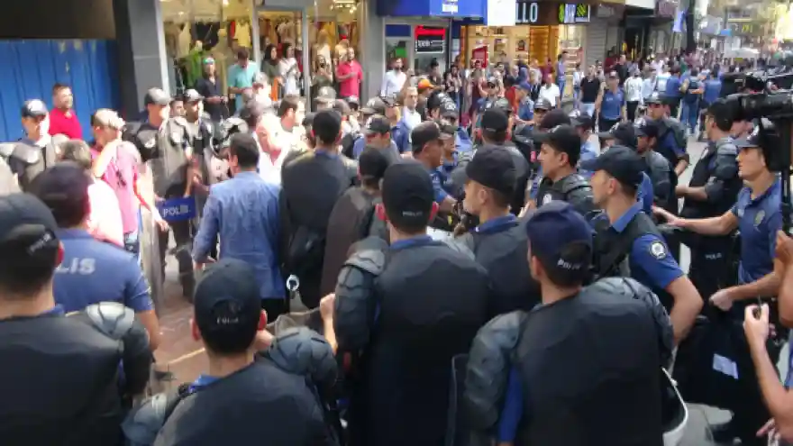 Yaşamına son veren baba için toplanan gruba müdahale: 15 gözaltı
