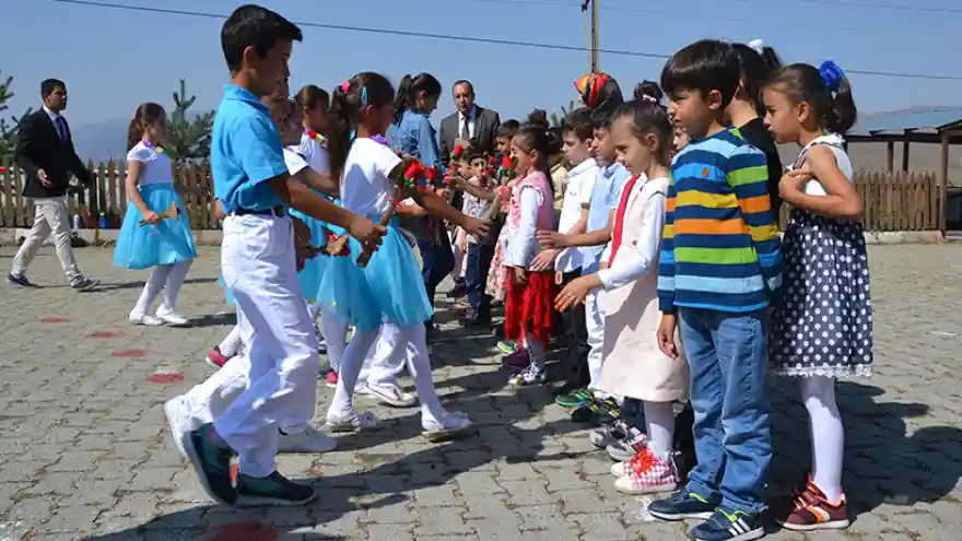 Miniklere Gül Verdiler
