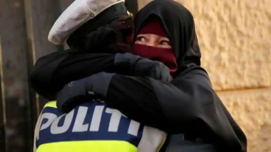 Burkalı protestocuya sarılan polise soruşturma başlatıldı