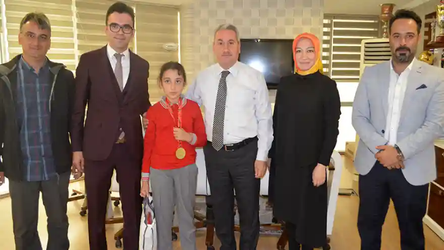 Hem Pistte Hem Gönüllerde Şampiyon
