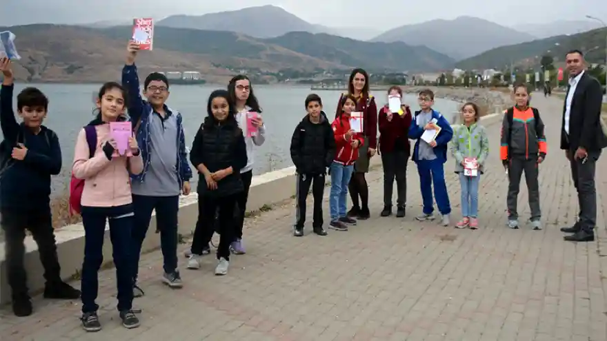 Van Gölü Sahiline Kitap Bıraktılar 
