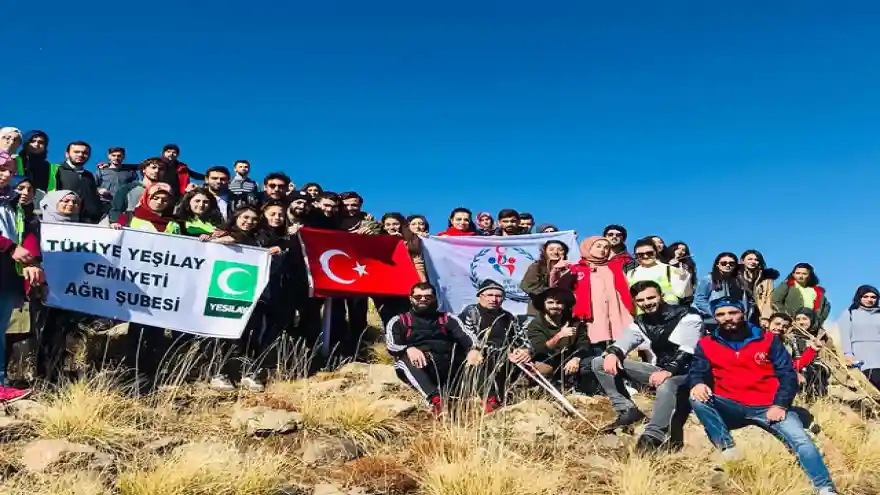 Dağcılar Cumhuriyet Bayramı nedeniyle 2 bin 400 metre yüksekliğe tırmandı