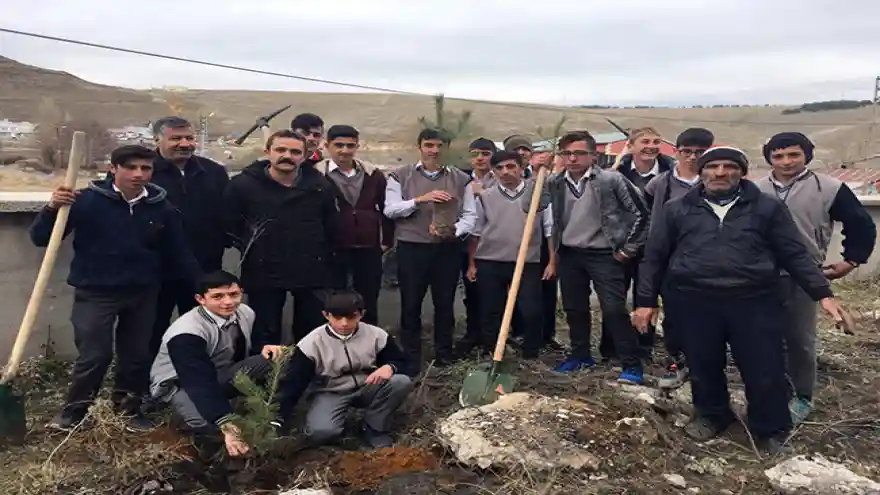 Kars'ta "Fidanlar Fidanlarla Büyüyor" projesi