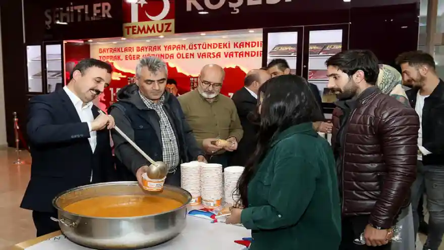 AİÇÜ Kütüphanesinde Vize Sınavlarına Hazırlanan Öğrencilere Çorba İkram Ediliyor