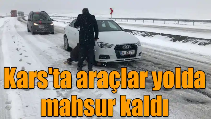 Kars'ta kar ve tipiden dolayı araçlar yolda mahsur kaldı
